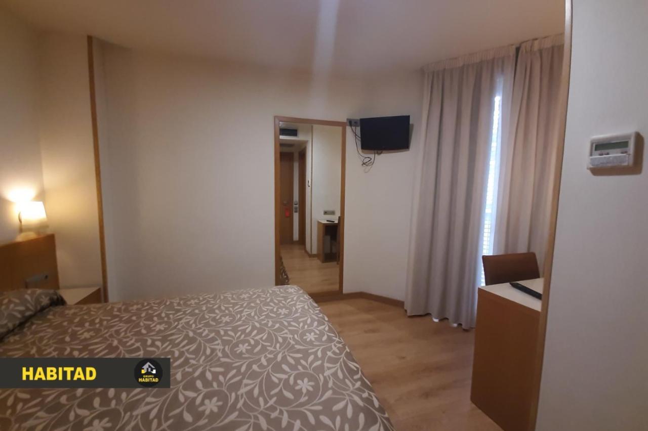 Hostal Rambla Sant Boi de Llobregat Bagian luar foto