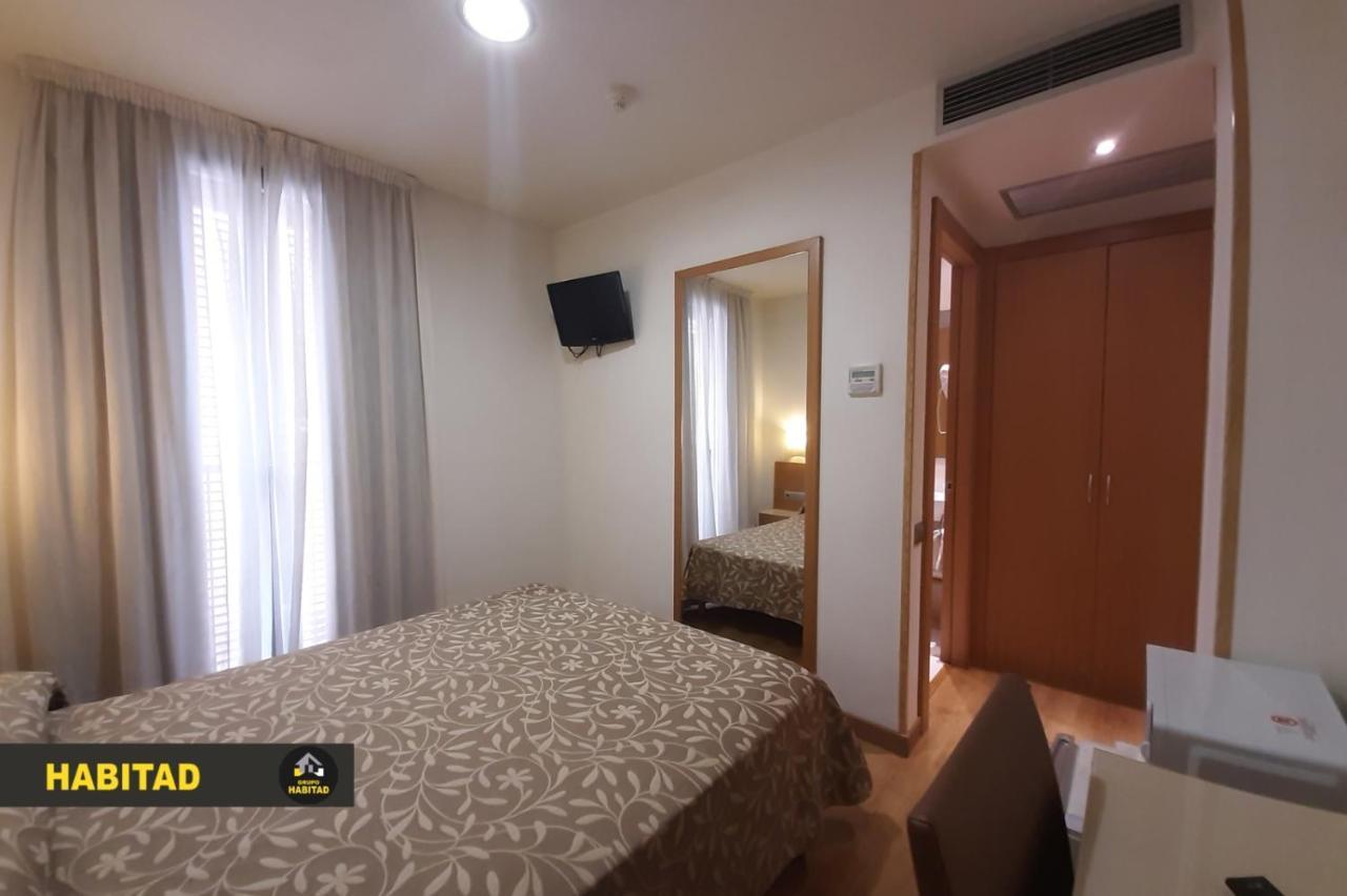 Hostal Rambla Sant Boi de Llobregat Bagian luar foto
